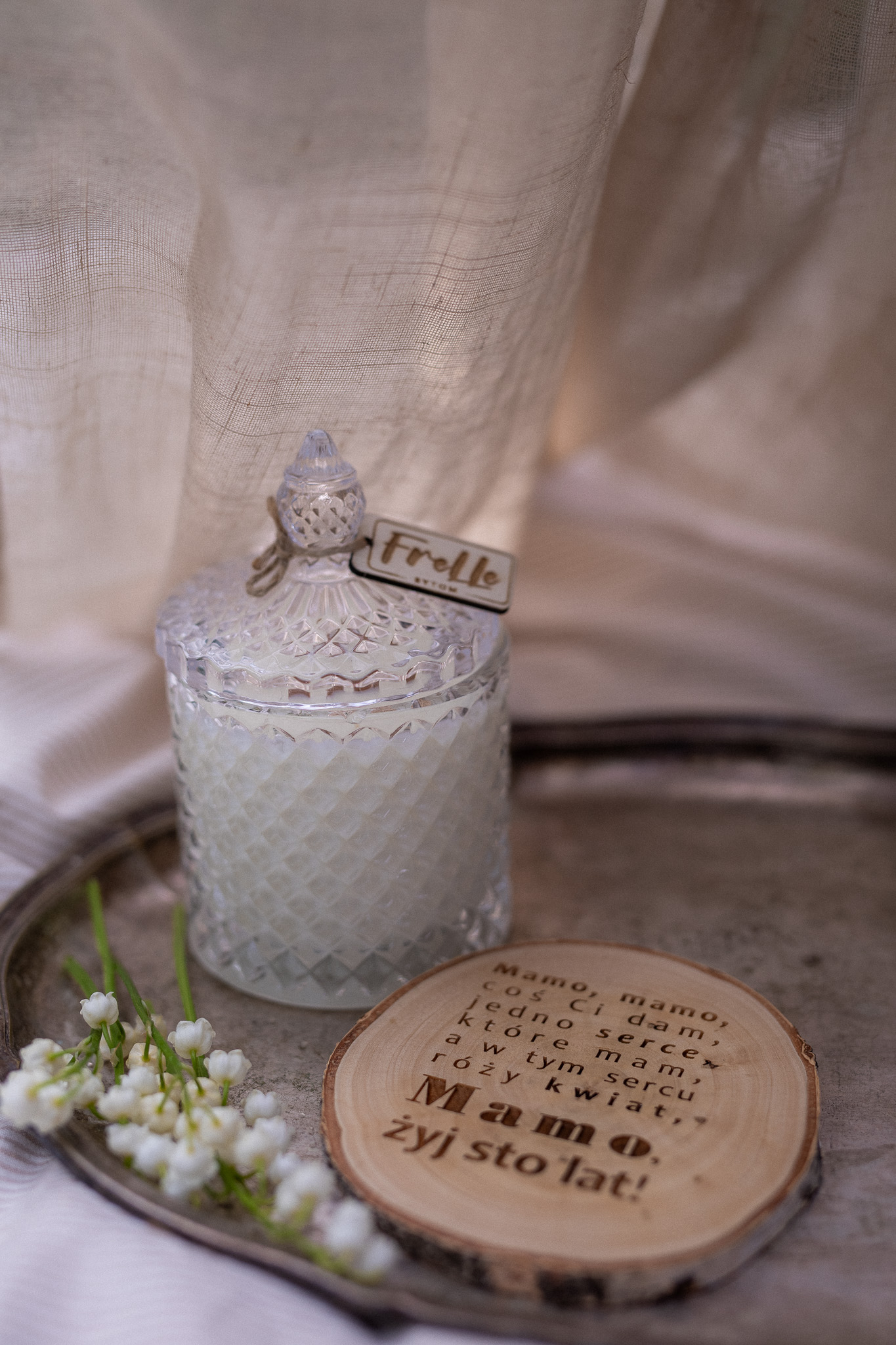 Box na Dzień Mamy ze Świecą Sojową „Lady Frela” i Drewnianą Podkładką